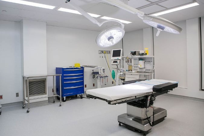 Salle d'opération de la clinique de chirurgie esthétique Clinique K
